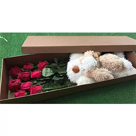 Розы в коробке с игрушкой