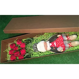 Розы в коробке с куклой